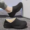 Pantuflas de algodón impermeables para hombre, nuevo estilo de invierno 2026, adecuadas para usar en interiores y exteriores, con forro de felpa para mayor calidez, suela gruesa y diseño antideslizante.