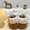 Chinelos Fechados de Algodão Estilo Birkenstock com Gatinhos Fofos para Mulheres, Lançamento Outono/Inverno 2026 Meias-Pantufas Peludas com Solado Grosso