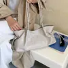 Bolsa versátil para o dia a dia superfície brilhante ombro único novo estilo coreano grande capacidade bolsa de mão sob o braço outono 2026 moda japonesa simples feminina