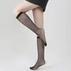 Medias de Malla Pequeña a Media Pantorrilla de Moda Sexy Calcetines Largos Calados Calcetines de Red Negros de Malla para Mujer Calcetines de Rejilla de Seda Negra Europeos y Americanos