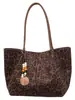 Bolso tote nuevo de estampado de leopardo 2026, gran capacidad, adecuado para ir al trabajo, bolso de hombro elegante y versátil, que irradia un ambiente sofisticado y retro