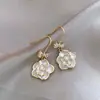 Venta Directa de Fábrica Pendientes Retro de Camelia para Mujer 2026 Nuevos Pendientes Populares Diseño de Nicho Pendientes Elegantes Venta al por Mayor