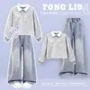 Conjunto de duas peças para meninas 2026: top doce estilo coreano com gola polo e acabamento em renda e jeans da moda com gravata borboleta