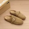 Mules femininas com fivela de metal estilo Birkenstock, nova coleção outono 2026, couro camurça, design de bico fechado, estilo casual e retrô, perfeitas para usar ao ar livre
