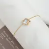 Joia elegante com banho de ouro real e zircônia microincrustada, design de nicho feminino, pulseira de laço, pulseira simples para todas as ocasiões