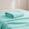 Juego de sábanas simple para todas las estaciones, una sola pieza para dormitorio estudiantil, juego de tres piezas de funda de edredón y fundas de almohada lavadas de color liso para uso en la cama