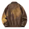 Estilo francés, estética de 'dinero viejo', diseño deconstruido, chaqueta de cuero aterciopelado para hombre, que exuda un ambiente sofisticado y minimalista, con un corte holgado y un cuello distintivo