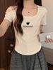 Camiseta Feminina de Algodão Puro com Gola Quadrada, Manga Curta, Barra Irregular, Verão, Versátil, Estampa Peixe Esqueleto, Slim