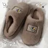 Nuevos estilos de invierno de pantuflas para el hogar para mujeres y hombres, disponibles en juegos para parejas, con suelas antideslizantes, calidez y suelas gruesas, ofrecidos a precios especiales para venta al por mayor.