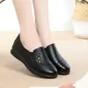 Sapatilhas Femininas 2026 Estilo Outono Super Macias de Fundo Plano Leves Antiderrapantes para Meia-Idade e Idosos Pessoa Preguiçosa Slip-On Casuais Sapatos de Couro de Vovó