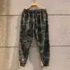 Calça de trabalho camuflada estilo rua americana, versátil para primavera e outono, com cordão, modelagem solta, perna reta, múltiplos bolsos, adequada para o trabalho e uso casual.