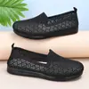 Sapatilhas de verão respiráveis feitas sob medida com bico baixo e solas macias, biqueira larga, sapatos casuais femininos, mocassins flyknit vazados, sapatos de mãe