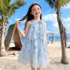 Vestido de Verano Nuevo para Niñas 2026 con un Estilo de Princesa de Alta Gama, Cuello Halter, Diseño Floral, Adecuado para Vacaciones en la Playa y la Costa