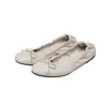 Primeiro Encontro Ji Zhai Feminino Mesmo Estilo Sapatos de Balanço Femininos 2026 Novo Bico Baixo Laço Slip-ons Sapatos de Vovó Sapatos de Rolo de Ovo
