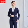 Elegante conjunto de traje y falda azul marino con cuello en V que ciñe la cintura, ropa de trabajo para recepcionista de hotel, nueva colección otoño 2026 para mujer profesional