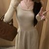 Vestido de punto de manga larga con cuello cuadrado para mujer, otoño 2025, nuevo vestido francés ajustado adelgazante con falda plisada tipo A.
