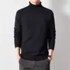 Suéter de cuello alto para hombre estilo otoño e invierno con terciopelo extra grueso nuevo estilo coreano moderno ajuste slim tejido base para hombre ropa moderna para hombre
