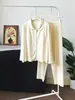 Cárdigan fresco y suave tipo loungewear para mujer, con pecho acolchado, cuello de solapa y mangas largas, adecuado para usar como pijama o prenda exterior en otoño e invierno.