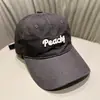 Boné de beisebol casual estilo americano retrô para mulheres, versão coreana para outono e inverno, bordado de letras versátil, boné com aba de pato para afinar o rosto e proteger do sol