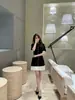 S 2025 Ropa Nueva de Mujer para Principios de Primavera Vestido Plisado de Contraste Blanco y Negro con Botones de Moda Vestido de Punto Ajustado Adelgazante