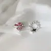 Brinco de Clipe para Orelha com Design Assimétrico de Coração Rosa para Repelente de Mosquitos Sem Furo para Mulheres Brincos Doces e Descolados Tendência Indolores Brincos