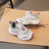 Tênis estilo pai para crianças com design de malha respirável e fivela giratória, novo modelo de outono para crianças maiores, meninos e meninas, sapatos casuais de sola macia