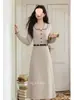 Vestido Básico Elegante de Malha Estilo Francês, Caimento Solto para Outono e Inverno, Vestido de Malha Emagrecedor com Ajuste na Cintura para Mulheres nas Cores Cinza e Aveia