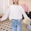 Elegante e doce blusa de renda de manga longa para mulheres, nova coleção outono 2026, apresentando um design sofisticado com patchwork de renda para um efeito emagrecedor