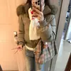 Chaqueta de Algodón con Capucha y Cuello Grande de Piel para Mujer, Nueva de Invierno 2026 Gruesa Corta Versátil Abrigo de Algodón para Figuras Pequeñas