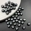 Cuentas de Letras Acrílicas Fondo Negro Letras Blancas 26 Inglés A-Z Letra Única Cuentas Planas Pulsera DIY Accesorios de Cuentas Materiales
