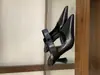 Mules Negras de Tacón Medio-Alto Estilo Francés con Punta Cerrada para Mujer, Nuevo Modelo 2026 con Elegante Hebilla de Cinturón para Uso en Exteriores