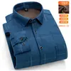 Popular Camisa Masculina Quente de Inverno com Veludo Engrossado de Manga Longa Xadrez Roupa Casual para Pais de Meia-Idade e Idosos