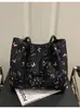 Bolso tipo cubo estampado dulce modelo nuevo 2026, gran capacidad, bolso de hombro moderno y versátil, bolso de alta gama para el día a día, bolso tote para mujer