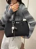 Bolsa Tote de Grande Capacidade para Viagens Transfronteiriças Feminina 2025 Nova Outono e Inverno Bolsa de Ombro Retrô Bolsa Grande para Passeio Retrô