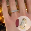 Anillo de Mujer de Diseño de Lujo Ligero de Alta Gama Europeo, Americano y de Oriente Medio, Incrustado con Circonita Sintética, Anillo de Moda Tendencia