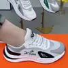 Tênis Esportivos de Malha 2026 Respiráveis Estilo Coreano Tênis de Corrida para Casais Homens e Mulheres Novos Tênis de Pai Solado Macio Tênis Fly-Knit Atacado