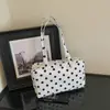 Elegante y espaciosa bolsa Boston para mujer, perfecta para ir al trabajo en otoño e invierno, nueva colección 2026, con un diseño de lunares en bloques de color.