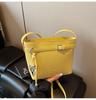 Bolsa Cruzada de Nuevo Estilo Coreano Nicho Simple Patrón Lichi Cubo Casual para Viajes Hebilla de Cinturón Distintiva Bolso Cruzado Bolso de Mujer