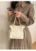 Bolso de Mano Tipo Cubo con Cadena Acanalada Estilo Coreano de Nicho para Mujer 2026 Modelo Nuevo Bolso de Hombro Cruzado con Cordón Plegado