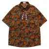 Camisa de Manga Corta con Estampado Integral de Rosa Amarilla Estilo Pintura al Óleo Vintage sobre Base Marrón, con Cinta de Flor Roja y Adorno de Cuentas de Madera, Corte Holgado Hombros Caídos