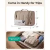La nueva bolsa de maquillaje colgante de gran capacidad para mujer de Amazon es una bolsa portátil y multifuncional para guardar artículos de tocador y cosméticos de viaje.