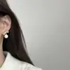 Estilo Niche Exquisito con un Toque de Alta Gama, Pendientes de Estilo Minimalista Fresco para Mujer, Pequeños y Simples, Modernos Tachuelas de Perla con Lazo Hueco