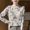 Blusa holgada de manga larga con cuello redondo y estampado de flores y mariposas de tencel de terciopelo fino con tinta, estilo moderno y elegante.