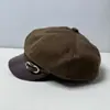 Elegante y chic sombrero de pintor estilo británico para mujer, perfecto para otoño e invierno. Este sombrero casual presenta una visera pequeña, forma de pico de pato y una visera de cuero con hebilla.