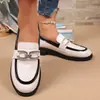 Nuevo Modelo de Comercio Exterior 2026: Mocasines de Cuero para Mujer con Bloques de Color, Suela Gruesa y Hebilla Metálica, Estilo Británico Slip-On de Caña Baja
