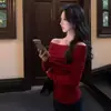 Top de punto rojo versátil sin hombros para mujer, camisa base ajustada para ceñir la cintura en otoño e invierno con un toque atrevido