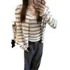 Cárdigan a rayas estilo coreano para mujer combinado con un top de tirantes, conjunto elegante de dos piezas para principios de otoño: top de punto de manga larga y chaqueta
