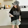 Camiseta Infantil con Estampado de Letras, Manga Corta, Estilo Verano para Niñas, Tendencia Linda Versión Coreana, Top Holgado de Cuello Redondo de Media Manga