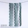 Juego de Toallas de Coral Fleece con Diseño de Ondas de Agua al por Mayor para Uso Doméstico, Bata de Baño Espesa, Toalla Facial Suave y Absorbente, Disponible para Dropshipping