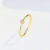 Anel Zhen Rong banhado a ouro 14K, pequeno e delicado, com zircônia única extremamente fina, estilo agete